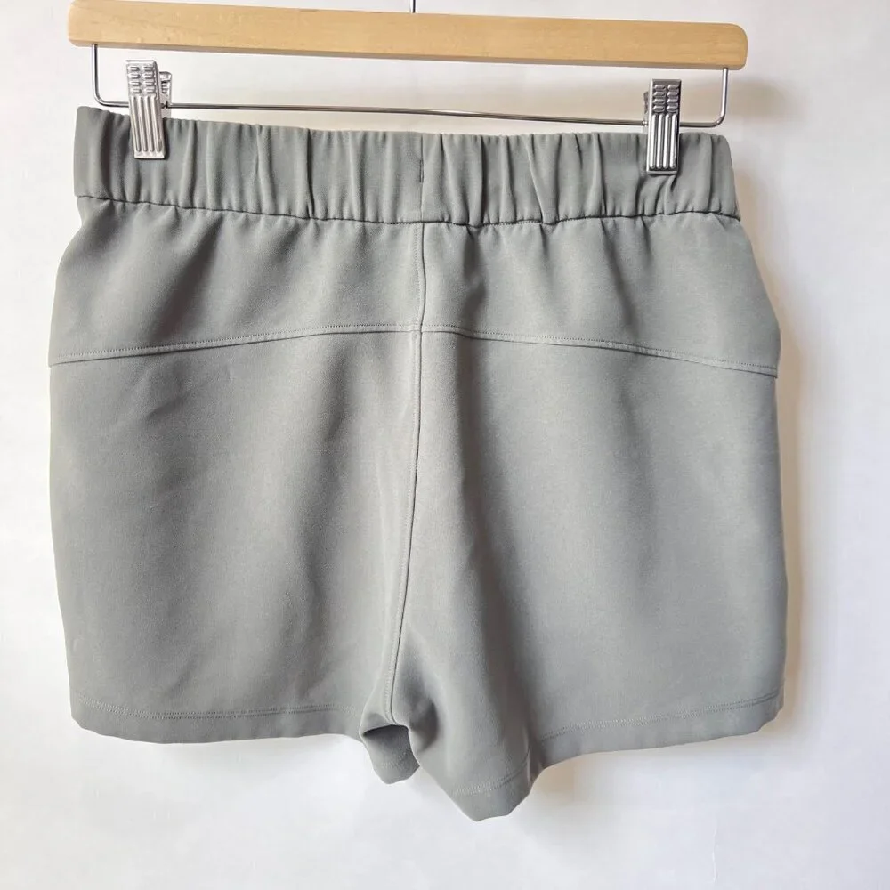 Lululemon On the Fly Short Woven 2.5” - Grey Sage - Size 6 J189